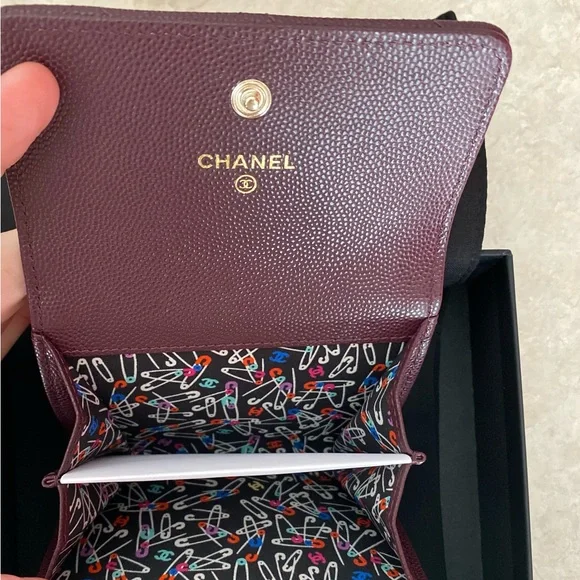 Chanel Red Quilted Wallet with Iconic CC Logo - Picture 3 of 9